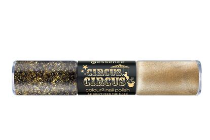 ¡Móntate un circo! En Essence han creado la colección Circus Circus para estas fiestas, un dúo de esmaltes que incluye uno negro y otro con destellos de purpurina para aplicar encima, aunque se pueden utilizar en solitario. Éste es el tono My Sparkling Acrobat y cuesta 3,49 euros.