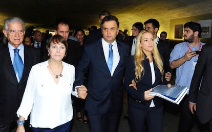 A&eacute;cio com as esposas de L&oacute;pez e Ledezma durante visita das duas ao parlamento brasileiro, em maio.