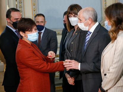 La ministra de Política Territorial y portavoz del Gobierno, Isabel Rodríguez, saluda a los representantes del Gobiernio vasco, Josu Erkoreka e Idoia Mendia, entre ellos, este miércoles en Madrid.