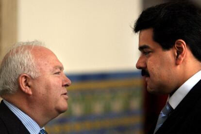 El ministro de Exteriores, Miguel Ángel Moratinos (izquierda), con su homólogo venezolano, Nicolás Maduro.