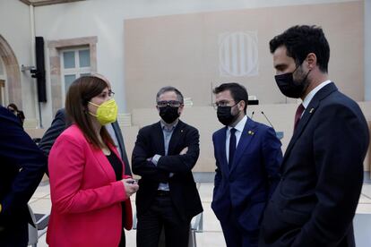 El candidato de ERC a la presidencia de la Generalitat, Pere Aragonès (segundo por la derecha), junto a sus compañeros Roger Torrent (derecha) y Josep Maria Jové (segundo por la izquierda), conversan con la diputada de JxCat Gemma Geis, poco antes del comienzo del segundo debate de investidura de Aragonès, tras fracasar el pasado viernes su primer intento debido a la abstención de JxCat.