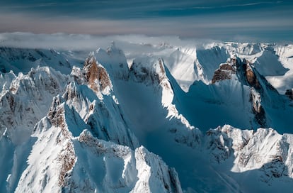 Vista desde la avioneta de los picos nevados y montañas infinitas del parque territorial Tombstone (Canadá).