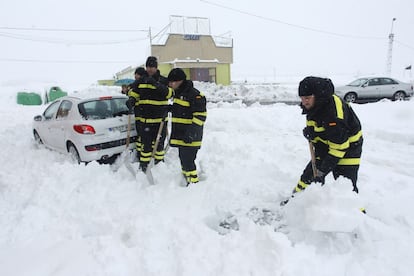 Efectivos de la UME proceden a retirar la nieve de un coche en la autovía Mudejar en los límites de Castellón y Teruel que ha permanecido cortada durante horas por la nieve caída en las últimas horas. En el dispositivo de actuación han intervenido un centenar de efectivos de la Unidad Militar de Emergencias procedentes de batallones de Valencia y Zaragoza.