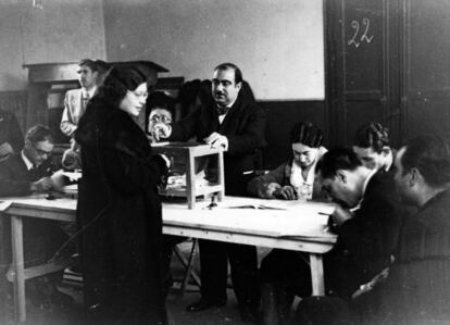 Dona votant a Barcelona a les eleccions de febrer del 1936.