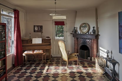 La sala del piano y la chimenea de la casa de la escritora.