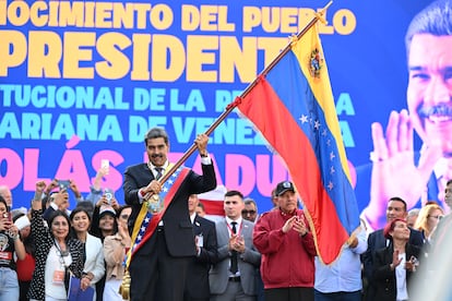 Nicolás Maduro ondea una bandera venezolana tras su investidura, el 10 de enero en 2025.