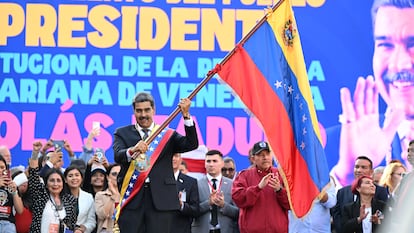 Nicolás Maduro ondea una bandera venezolana tras su investidura, el 10 de enero en 2025.
