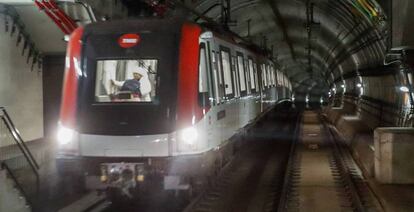 Un metro circula por el trazado del suburbano de Barcelona.