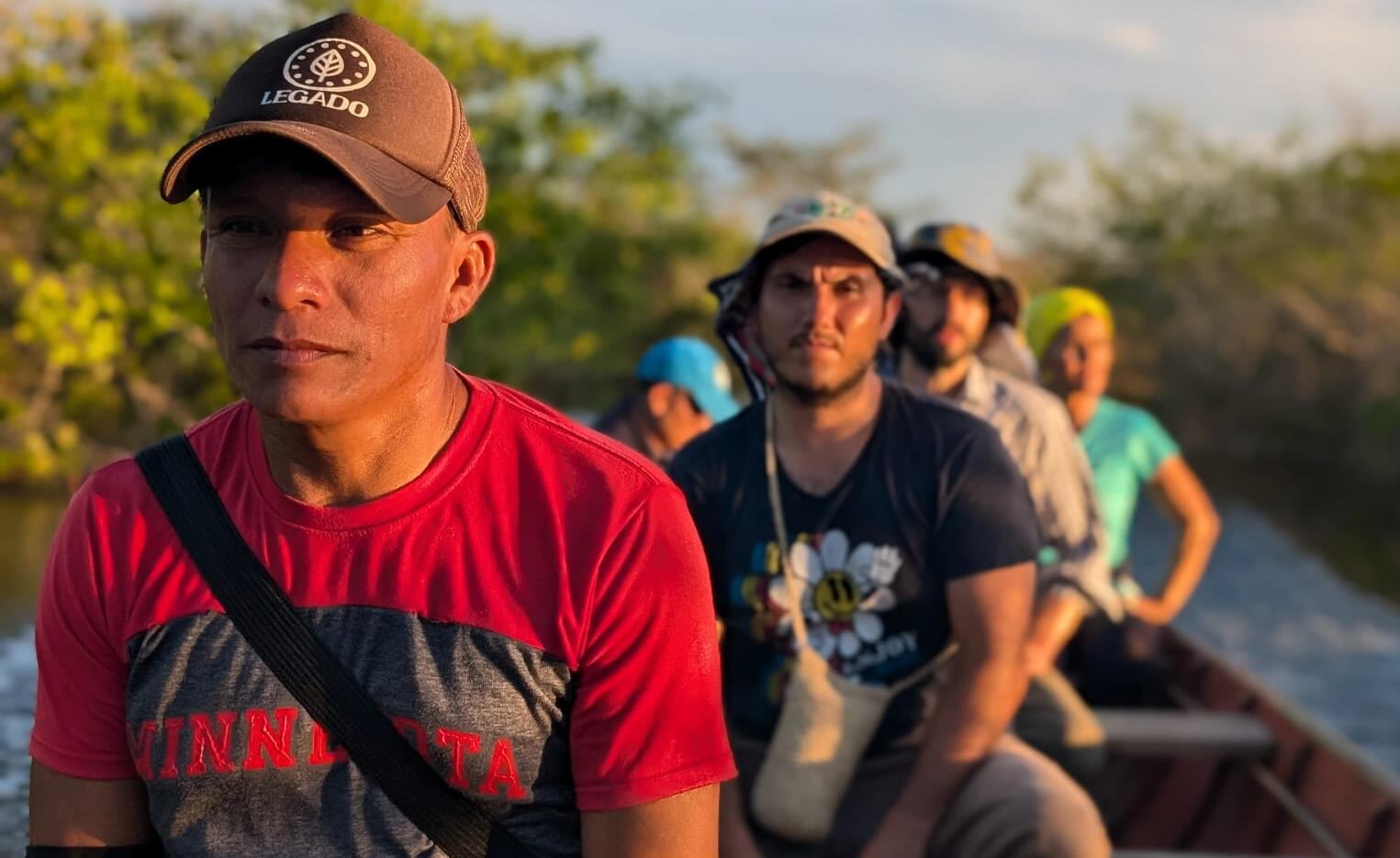 Nilo Rodriguez, coautor del artículo científico sobre la Victoria colombiana, indígena cubeo, junto a otros miembros de este equipo investigador.