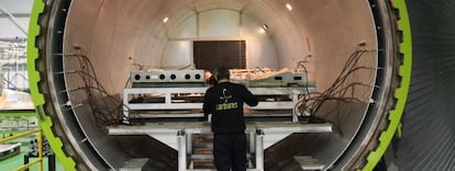 Un t&eacute;cnico de Carbures introduce piezas en el horno autoclave.