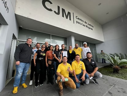 Integrantes del colectivo No Más Hijos Rehenes se reúnen frente al Centro de Justicia para las Mujeres del Estado de Nuevo León, el 6 de septiembre de 2024.