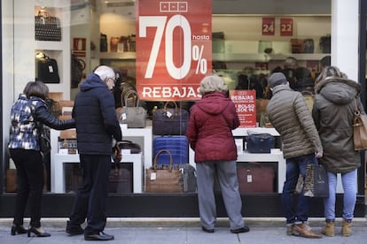 Varias personas observan un escaparate.Nacho Gallego (EFE)