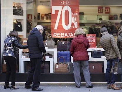 Varias personas observan un escaparate.Nacho Gallego (EFE)