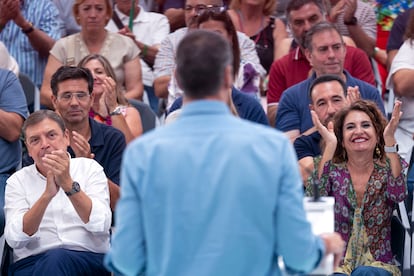 Pedro Sánchez, asiste a un acto del partido socialista con militantes, este domingo en Málaga.