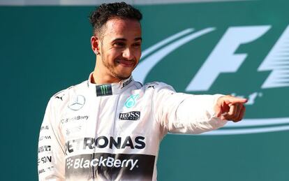 Hamilton celebra su victoria en el podio de Australia.