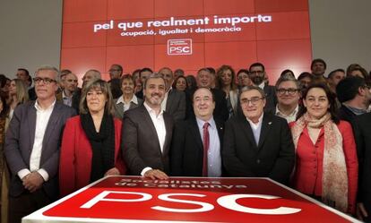 Miquel Iceta, primer secretario del PSC, rodeado de los alcaldables en la convención de los socialistas