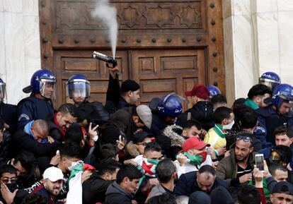 Un oficial de policía rocía gas lacrimógeno durante una protesta contra el nombramiento del presidente interino argelino, Abdelkader Bensalah, y para pedir cambios radicales en el sistema político, este miércoles en Argel.