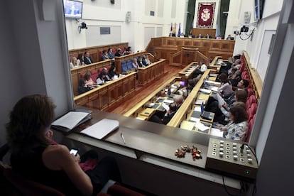 Pleno de las Cortes de  Castilla-La Mancha el pasado jueves visto desde una cabia de prensa, con los diputados del PP a la izquierda y los del PSOE a la derecha.