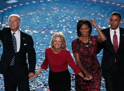 El equipo de Obama, al completo, ha salido a saludar a los asistentes a la última jornada de la convención demócrata.