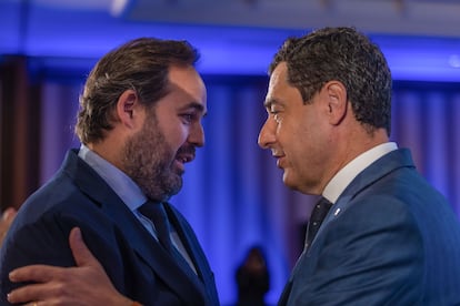 El candidato del PP a la presidencia de Castilla-La Mancha, Paco Núñez (izquierda), saluda este sábado en un acto del PP en Toledo al presidente de Andalucía, Juan Manuel Moreno.