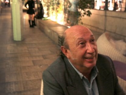 Francis Montesinos, en el mercado de Colón de Valencia, frente a su tienda.