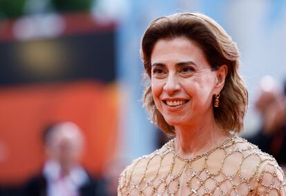 La miembro del jurado del 82º Festival Internacional de Cine de Venecia, Fernanda Torres, posa durante la alfombra roja de la ceremonia.