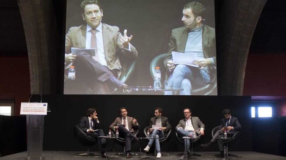 Josep Maria Martorell, director asociado del Barcelona Supercomputing Center; Teodoro García, doctor ingeniero de telecomunicaciones; Cristian Rodríguez, del Barcelona Tech City; Aleix Valls, consejero delegado de Liquid, y Roger Montañola, director de Diplodat Technologies, en una de las mesas del congreso.