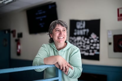 Elena López, enseñante y madre de dos alumnos del colegio, posa en un pasillo del centro. 