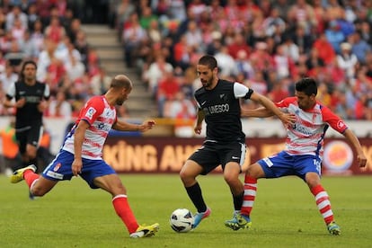 Isco, ante Recio y Mikel Rico.