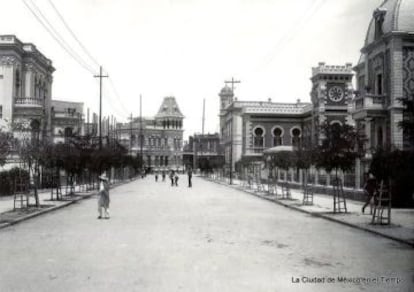 A la izquierda, el edificio que ocupó la Embajada de la República en España.