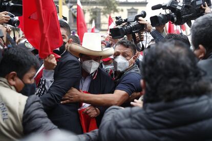 Castillo se abre paso entre la prensa y sus seguidores para llegar a la sede de su partido en Lima.