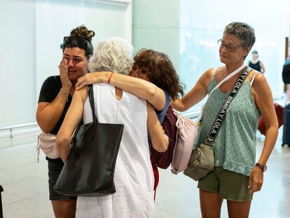 Una de las turistas retenida en Etiopía abraza a sus familiares tras aterrizar en el aeropuerto Josep Tarradellas de Barcelona, este lunes.