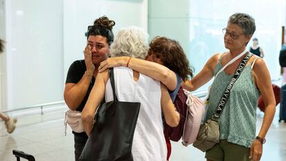 Una de las turistas retenida en Etiopía abraza a sus familiares tras aterrizar en el aeropuerto Josep Tarradellas de Barcelona, este lunes.