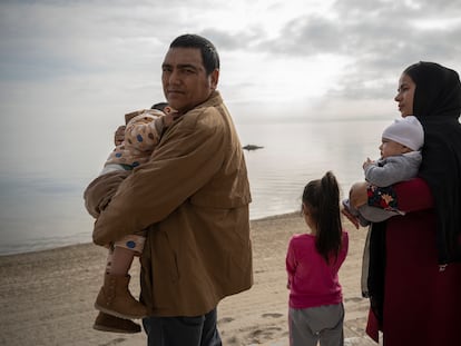 Khodabakhsh Amini y Anjila Hamidi, junto a sus hijos, el martes en Los Alcázares (Murcia).