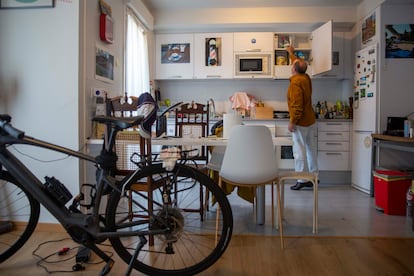 Un hombre en el interior de una vivienda de protección oficial, el jueves en San Sebastián.