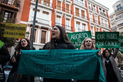 Varias mujeres con carteles durante una concentración, frente al Monasterio de la Encarnación, a 2 de diciembre de 2024, en Madrid (España). Varios colectivos feministas han organizado una concentración para protestar contra la cumbre transatlántica que se celebra en el Senado que ha organizado la organización antielección Political Network for Values. Los manifestantes exigen que no se puedan celebrar este tipo de eventos en las instituciones públicas ya que atentan contra la libertad de las mujeres.
02 DICIEMBRE 2024;ANTIABORTO;CUMBRE;CONCENTRACIÓN
Matias Chiofalo / Europa Press
02/12/2024