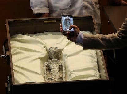 Una persona fotografía uno de los supuestos extraterrestres en el Congreso, el 12 de septiembre.