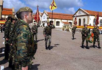 Despedida de las tropas que saldrán hoy hacia el Golfo, ayer, en el regimiento de Ingenieros de Salamanca.