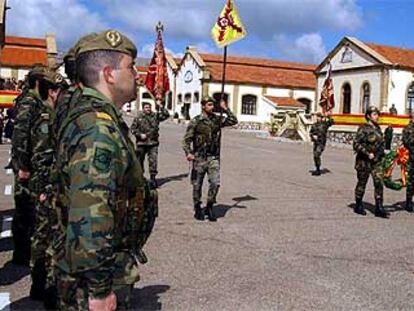 Despedida de las tropas que saldrán hoy hacia el Golfo, ayer, en el regimiento de Ingenieros de Salamanca.