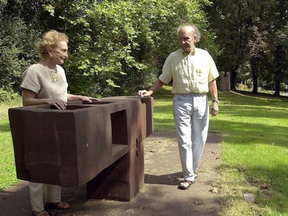 Pilar Belzunce y Eduardo Chillida contemplan la obra 'Gora-bera', en Chillida-Leku en 2000.
