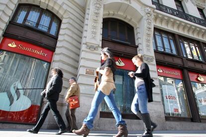 Fachada de una oficina de Banco Santander.