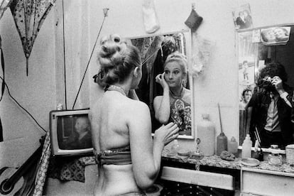 Una vedete se maquilla en su camerino en El Molino, en Barcelona, antes de su salida a escena en los años setenta.