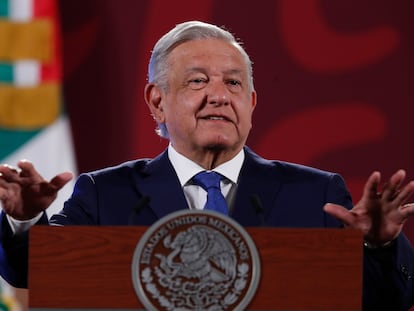 El presidente de México, Andrés Manuel López Obrador, habla durante una de sus conferencias de prensa matutinas en el Palacio Nacional, en Ciudad de México.