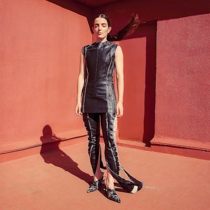 Vestido y pantalón
de cuero con cordones
de ACNE STUDIOS.