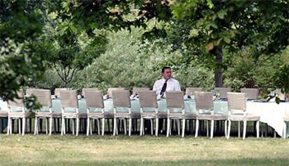 Gerhard Schr?der espera a los miembros de su Gobierno para comer, ayer en el parque del castillo de Neuhardenberg.