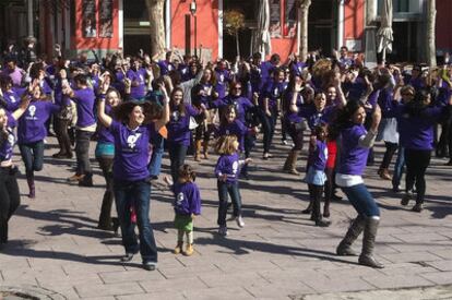 Coreografía espontánea en la plaza de El Carmen en apoyo de las mujeres del mundo.