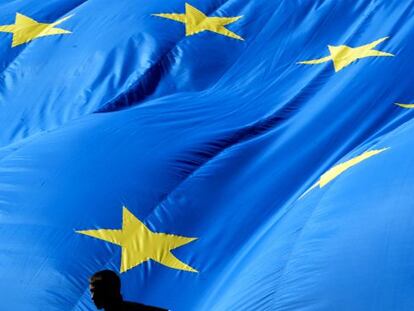 Una bandera gigantesca de la UE en Bruselas.