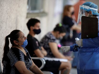 Una trabajadora sanitaria en un hospital público de Monterrey, este 14 de julio.