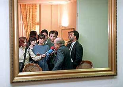 Jordi Pujol, ayer, reflejado en un espejo tras la conferencia, atendiendo a la prensa.