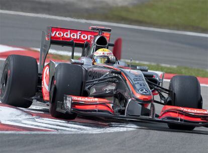 Hamilton se sube a los 'pianos' en el circuito de Nurburgring.